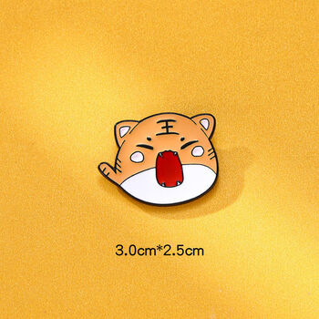 可爱个性小老虎胸针本命年卡通金属虎年徽章学生别针包包装饰品潮嗷呜