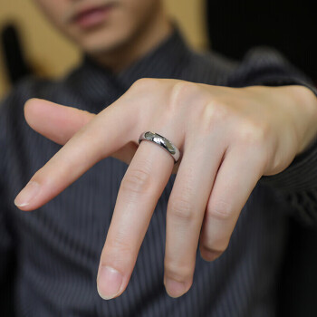 未婚男子戒指的戴法和意义(未婚男子戒指的戴法和意义图解)