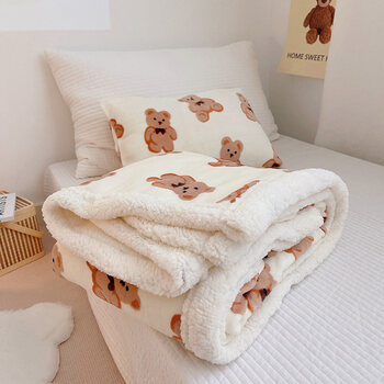 春秋法兰绒办公室小毯子慧韩国熊奶白100x120cm午休毯双层加厚约12斤