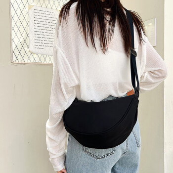 俞兆林（YUZHAOLIN）纯色简约女包时尚购物饺子包软妹学生斜挎单肩包 MXK317020 黑色