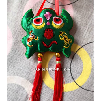 山头林村庆阳刺绣布艺手工品宝宝脖挂肩背五毒青蛙蟾蜍挂件节庆饰品