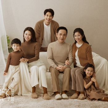 世希全家福衣服家福服装家庭装影楼样片主题摄影一家六口拍照咖啡色毛