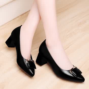 梵侈赫尔轻奢品牌米白色方扣单鞋女粗跟2022年新款春季浅口春款高跟鞋