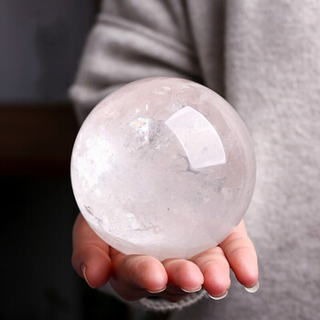 感受能量法:天然水晶制成的水晶球得天地精华之滋养,散发着丰富的能量