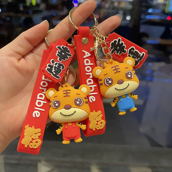 知博 老虎钥匙扣新年红色生肖虎公仔喜庆送礼品创意本命年吉祥物包挂件 幸运虎+软胶绳【颜色随机2个】