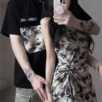 wgai情侣装衣服一女一男情侣款夏季2024短袖t恤法式收腰显瘦碎花吊带