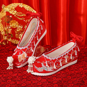 精选春秋新款流苏女古风绣花鞋红色新娘秀禾婚鞋中式内复古汉红色低跟