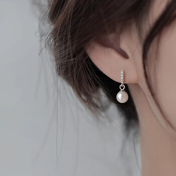 hzck珍珠耳环女气质感新轻奢不掉色耳饰送女友礼物时尚耳钉925银闪钻