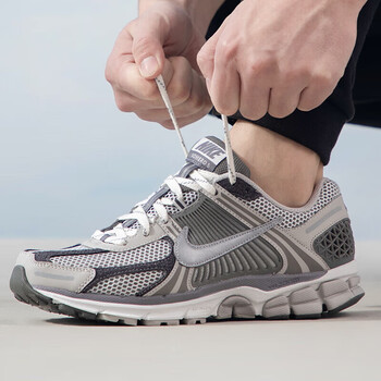 耐克（NIKE）男鞋2024夏款AIR ZOOM VOMERO运动休闲气垫缓震透气跑步鞋DA7245 FJ4151-001/VOMERO 5 40