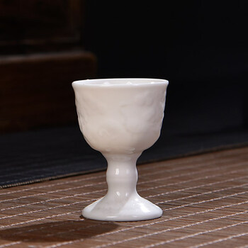 宋汇 白酒小酒杯陶瓷烈酒高脚杯20ml一口杯酒具杯子 浮雕松鹤高脚杯