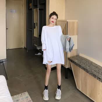 待婉大白t恤女款长袖长款遮屁股大款上衣打底衫200斤破洞小个子t恤女