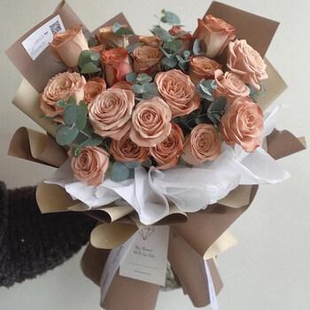 卡布奇诺玫瑰花束送女友生日北京上海武汉郑州店枝仪式感19卡布尤加利