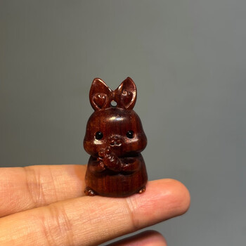 2023年兔年吉祥物本命年挑吃兔手机挂件十二生肖木雕木兔子饰品