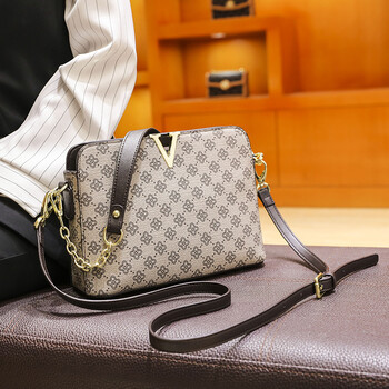 品包包女新款印花链条大包手提单肩斜挎包v字复古女包潮四叶草咖啡