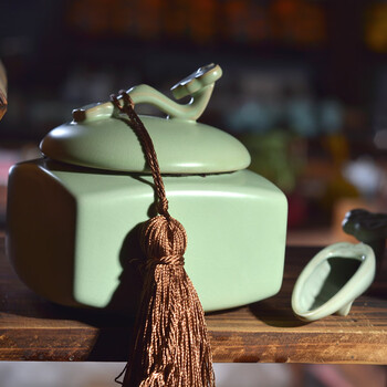 
                                                            言艺 茶叶罐 陶瓷普洱醒茶罐便携密封迷你茶盒普洱存茶罐小号茶具配件 青瓷茶叶罐兰花(圆)(容量约130克)                