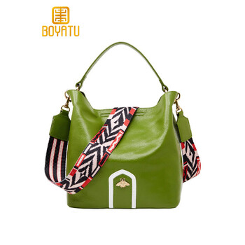 柏雅图boyatu 新款小蜜蜂水桶包包女真皮时尚撞色宽肩带百搭手提斜