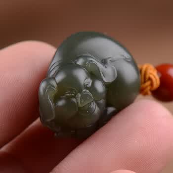 天然新疆和田玉青玉玉石生肖猪吊坠男女款 11g