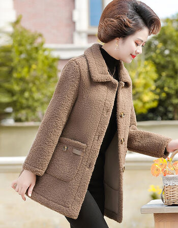 女装新款妈妈秋冬装皮毛一体羊羔绒外套洋气中老年女装颗粒绒大码加厚