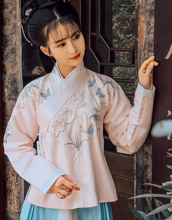重走汉唐魏晋风百蝶穿花日常汉服女交领袄裙窄袖工字褶裙改良上袄春秋