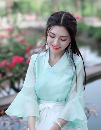 潮新奥女装2017夏新款复古文艺刺绣喇叭袖修身改良汉服上衣 白色 s