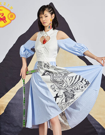 密扇山海错原创图案撞色拼接镂空露肩连衣裙 蓝白色 m