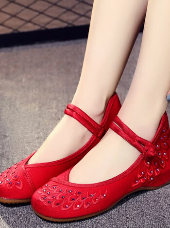 老北京布鞋女时尚款民族风绣花鞋低跟广场舞蹈鞋牛筋软底女单鞋子红色