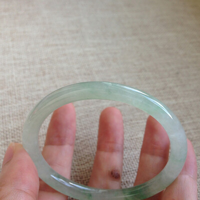 秀芳冰种翡翠手镯57mm58mm翡翠玉石质量烂不烂（秀芳冰种翡翠手镯57mm58mm翡翠玉石靠谱吗,揭秘内幕）