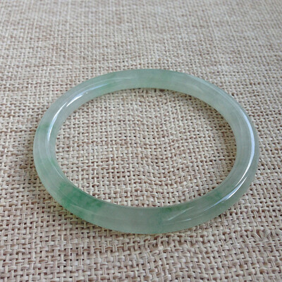 秀芳冰种翡翠手镯57mm58mm翡翠玉石质量烂不烂(秀芳冰种翡翠手镯57mm58mm翡翠玉石靠谱吗,揭秘内幕)