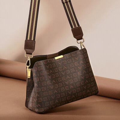 爱情海斜挎包型号：水桶包值得手入吗（爱情海包包品牌怎么样）-图片1