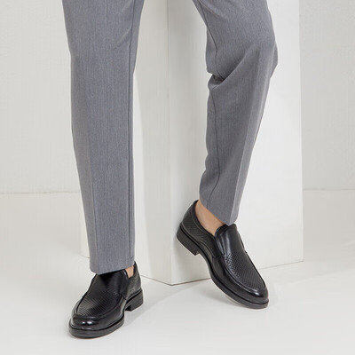 男款皮凉鞋什么牌子好(Aokang 男士皮凉鞋 夏季镂空40码男士商务鞋质量如何)