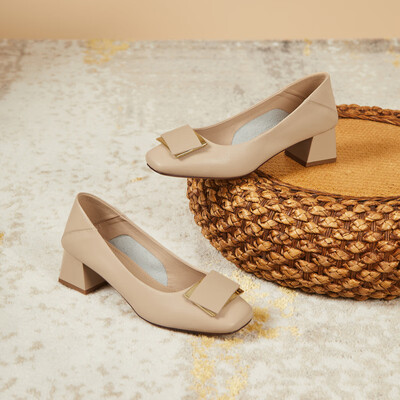 达芙妮法式粗跟鞋 杏37高跟鞋靠谱吗,揭秘内幕(达芙妮高跟鞋属于什么档次)