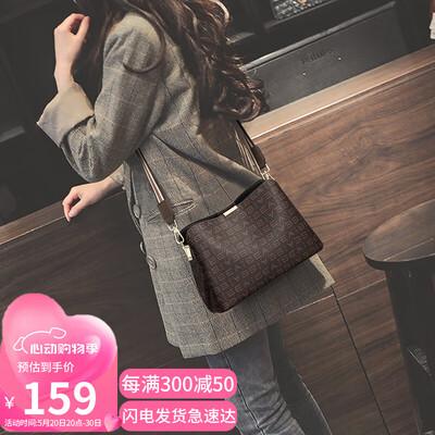 爱情海斜挎包型号：水桶包值得手入吗（爱情海包包品牌怎么样）-图片2