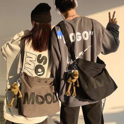 菲派单肩包男大容量斜挎包女 韩版日系通勤出行手提包ins潮流帆布初高中大学生上课包 咖啡色【带青蛙挂件】