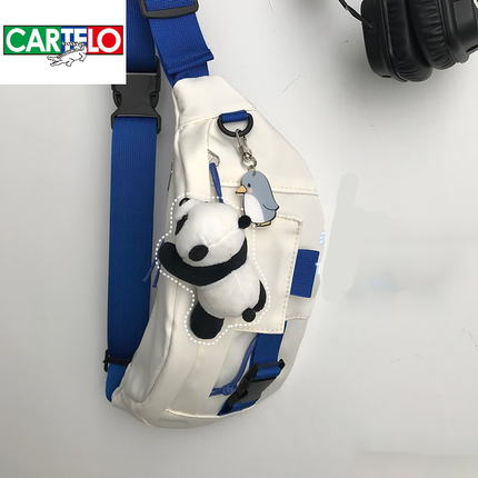 卡帝乐鳄鱼（CARTELO）ins风工装斜挎胸包男学生日系韩版百搭克莱因蓝小腰 米白色 加趴趴熊
