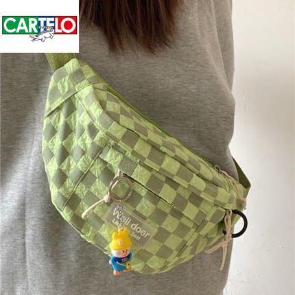 卡帝乐鳄鱼（CARTELO）日系小众复古格子胸包男女 韩国ins休闲中性斜跨包潮百搭腰包新品 嫩绿色-加强【加厚防泼水】 【包包+扭扭结挂件】
