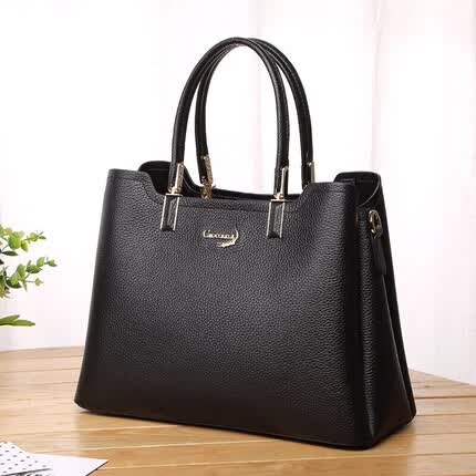 鳄鱼恤手提包属于什么档次的品牌？鳄鱼恤手提包一般多少钱一个啊？