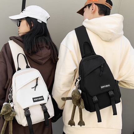 卡卡树斜挎包男胸包女单肩包 大容量户外运动出行情侣款腰包耐磨防泼水 黑色【带青蛙挂件】