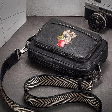 皮客优一P.kuone男士单肩小背包斜挎包男包真皮原创酷狗时尚潮牌休闲斜跨斜肩包 复古黑 小号（勉强能装下7.9英寸平板）