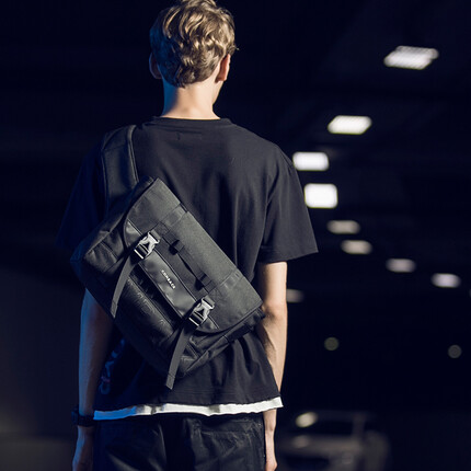 COMBACK 新品夏新款经典纯色潮流邮差包信使包单肩斜挎包邮差包书包高中 黑色 C0468