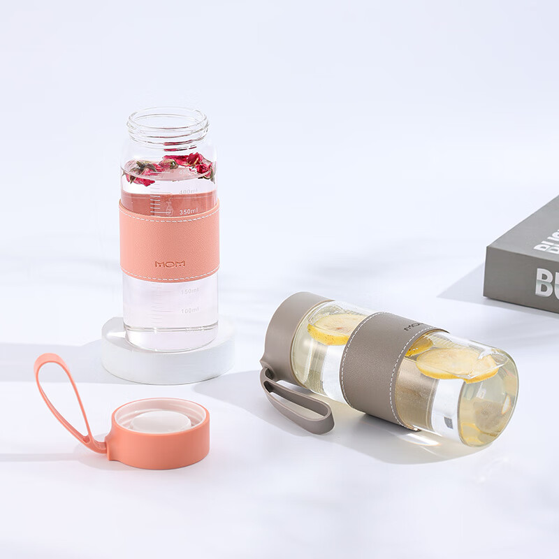 MOM牛奶杯耐高温玻璃学生便携可微波豆浆杯子带盖刻度杯密封水瓶6015 灰色500ml