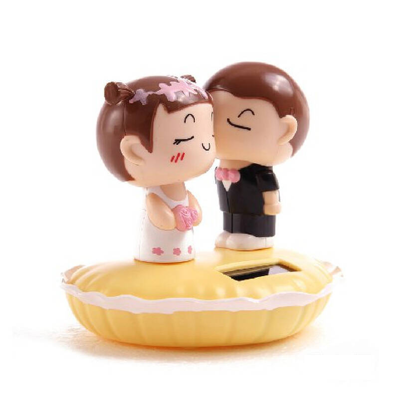 石家垫 太阳能情侣公仔汽车摆件 摇头娃娃亲嘴小孩 黄底结婚版