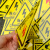 定制有电危险警示贴纸当心触电标识牌三角形电力安全标志机械设备标签 红闪当心触电[1张装] 12x12cm