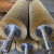 定制镀铜钢丝辊工业圆形滚筒刷抛光除锈去毛刺缠绕硬毛不锈钢丝刷 方孔纽丝纶
