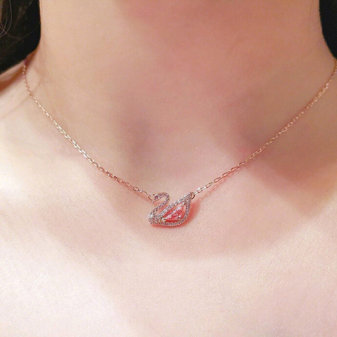 SWAROVSKI 施华洛世奇 Dazzling Swan系列 镂空粉红天鹅项链 5469989 京东优惠券折后￥359秒杀