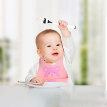 雅亲婴儿围兜超软硅胶防水宝宝吃饭立体口水围嘴大号儿童免洗饭兜 小熊粉