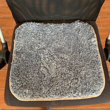 牧诺  羊毛椅垫坐垫办公室椅子垫子电脑椅垫皮毛一体老板椅垫秋冬保暖椅垫加厚学生椅垫屁股垫餐椅垫防滑 浅灰色卷花椅垫 45*45厘米