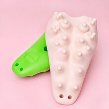 TOTONUT小鳄鱼颈椎按摩枕牵引器 | 每天枕一会，脖子后背真舒坦！背部脊椎颈椎按摩器富贵包矫正  绿色 深度牵引款（含牵引球）