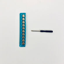 假面骑士  扭扣电池 可用于万代锁种 卡带 密钥 表盘 气泡等 一排10颗 加一把螺丝刀