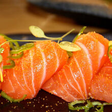 顺丰速运 三文鱼(中段)刺身新鲜切割三文鱼生鱼片即食生吃日料生鱼片 4 份(去皮边角430克/斤)