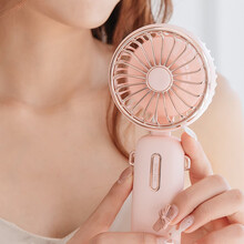 匠范 手持风扇小风扇挂脖迷你usb可充电风扇电池办公室宿舍学生桌面小型台式电扇手拿户外随身便携式 珊瑚粉